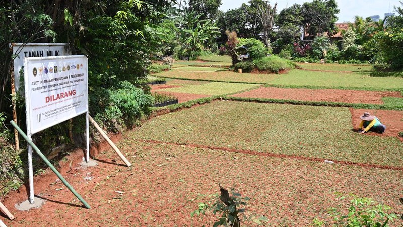 Salah satu upaya penanganan aset properti yang dilakukan adalah penguasaan fisik aset tanah dan bangunan melalui pemasangan plang pengamanan yang bertujuan untuk penyelesaian dan pemulihan hak negara dari dana BLBI oleh Satgas BLBI. (Dok. PT. Intercon)