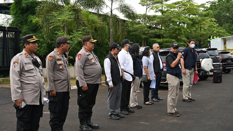Salah satu upaya penanganan aset properti yang dilakukan adalah penguasaan fisik aset tanah dan bangunan melalui pemasangan plang pengamanan yang bertujuan untuk penyelesaian dan pemulihan hak negara dari dana BLBI oleh Satgas BLBI. (Dok. PT. Intercon)