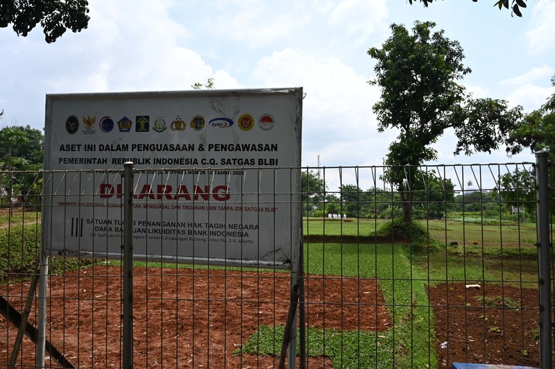 Salah satu upaya penanganan aset properti yang dilakukan adalah penguasaan fisik aset tanah dan bangunan melalui pemasangan plang pengamanan yang bertujuan untuk penyelesaian dan pemulihan hak negara dari dana BLBI oleh Satgas BLBI. (Dok. PT. Intercon)
