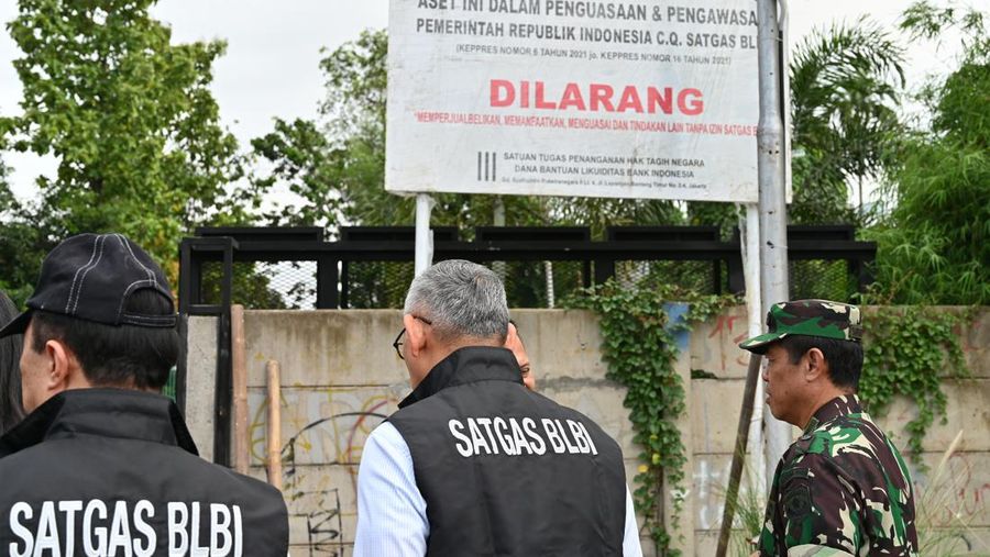 Salah satu upaya penanganan aset properti yang dilakukan adalah penguasaan fisik aset tanah dan bangunan melalui pemasangan plang pengamanan yang bertujuan untuk penyelesaian dan pemulihan hak negara dari dana BLBI oleh Satgas BLBI. (Dok. PT. Intercon)