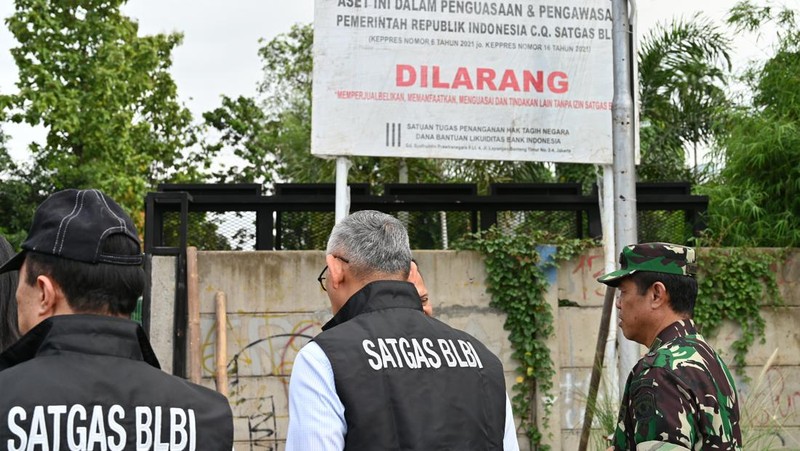 Salah satu upaya penanganan aset properti yang dilakukan adalah penguasaan fisik aset tanah dan bangunan melalui pemasangan plang pengamanan yang bertujuan untuk penyelesaian dan pemulihan hak negara dari dana BLBI oleh Satgas BLBI. (Dok. PT. Intercon)