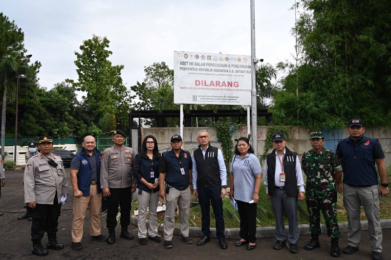 Salah satu upaya penanganan aset properti yang dilakukan adalah penguasaan fisik aset tanah dan bangunan melalui pemasangan plang pengamanan yang bertujuan untuk penyelesaian dan pemulihan hak negara dari dana BLBI oleh Satgas BLBI. (Dok. PT. Intercon)