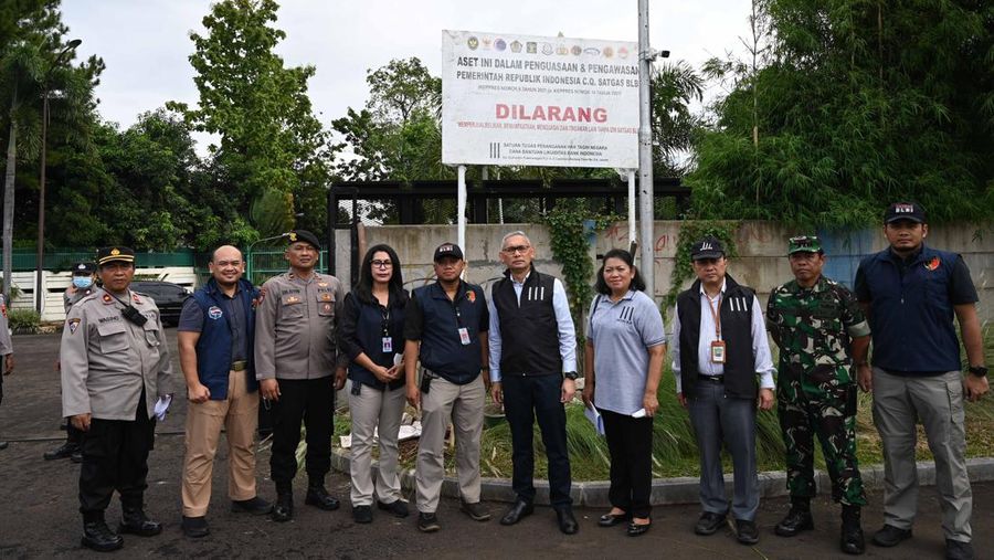 Salah satu upaya penanganan aset properti yang dilakukan adalah penguasaan fisik aset tanah dan bangunan melalui pemasangan plang pengamanan yang bertujuan untuk penyelesaian dan pemulihan hak negara dari dana BLBI oleh Satgas BLBI. (Dok. PT. Intercon)