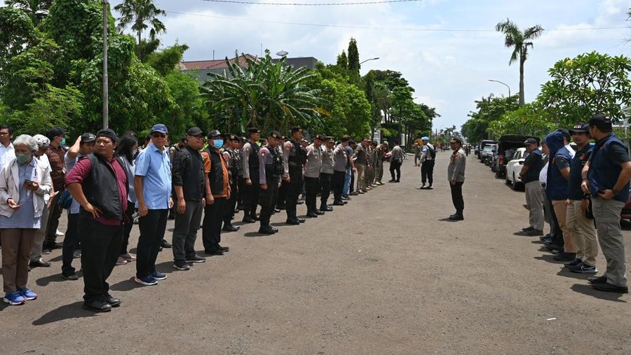 Salah satu upaya penanganan aset properti yang dilakukan adalah penguasaan fisik aset tanah dan bangunan melalui pemasangan plang pengamanan yang bertujuan untuk penyelesaian dan pemulihan hak negara dari dana BLBI oleh Satgas BLBI. (Dok. PT. Intercon)