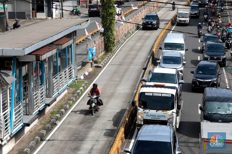 Sejumlah pengendara menerobos jalur bus TransJakarta di Duren Tiga, Selasa (21/2/2023). (CNBC Indonesia/Muhammad Sabki)