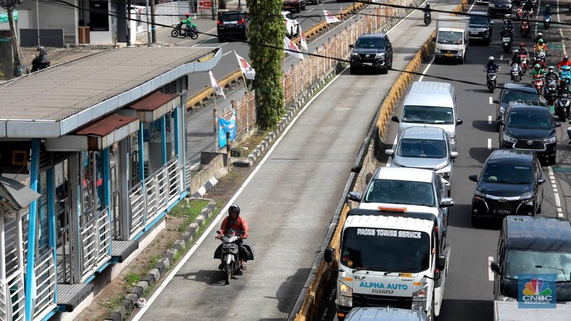 Sejumlah pengendara menerobos jalur bus TransJakarta di Duren Tiga, Selasa (21/2/2023). (CNBC Indonesia/Muhammad Sabki)