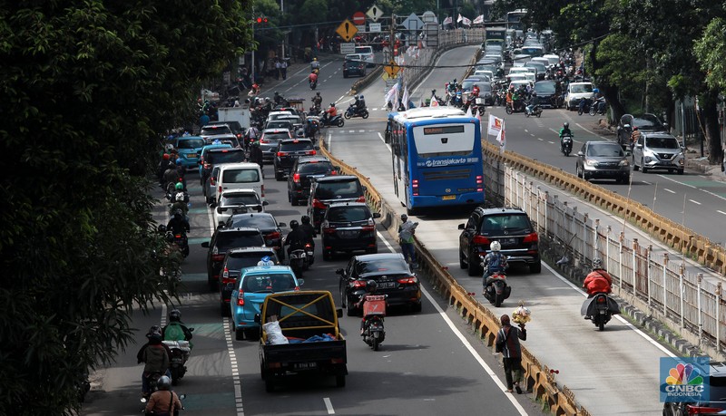 Sejumlah pengendara menerobos jalur bus TransJakarta di Duren Tiga, Selasa (21/2/2023). (CNBC Indonesia/Muhammad Sabki)
