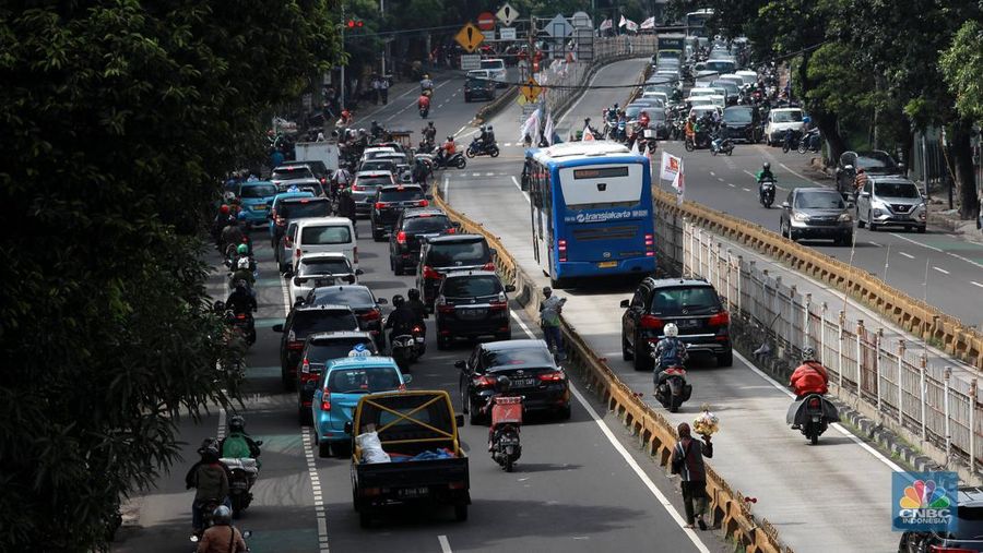 Sejumlah pengendara menerobos jalur bus TransJakarta di Duren Tiga, Selasa (21/2/2023). (CNBC Indonesia/Muhammad Sabki)