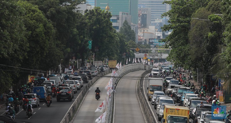 Sejumlah pengendara menerobos jalur bus TransJakarta di Duren Tiga, Selasa (21/2/2023). (CNBC Indonesia/Muhammad Sabki)