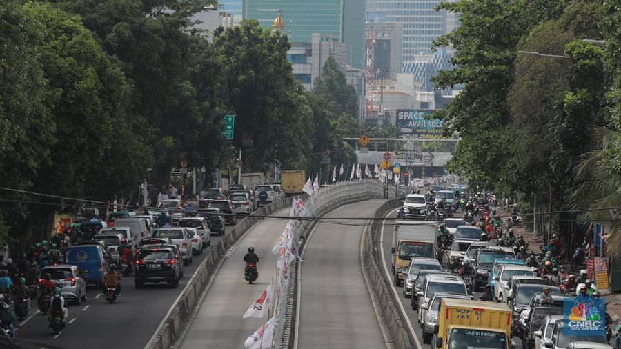 Sejumlah pengendara menerobos jalur bus TransJakarta di Duren Tiga, Selasa (21/2/2023). (CNBC Indonesia/Muhammad Sabki)