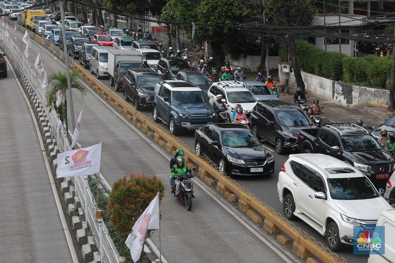 Sejumlah pengendara menerobos jalur bus TransJakarta di Duren Tiga, Selasa (21/2/2023). (CNBC Indonesia/Muhammad Sabki) Sejumlah pengendara menerobos jalur bus TransJakarta di Duren Tiga, Selasa (21/2/2023). (CNBC Indonesia/Muhammad Sabki)
