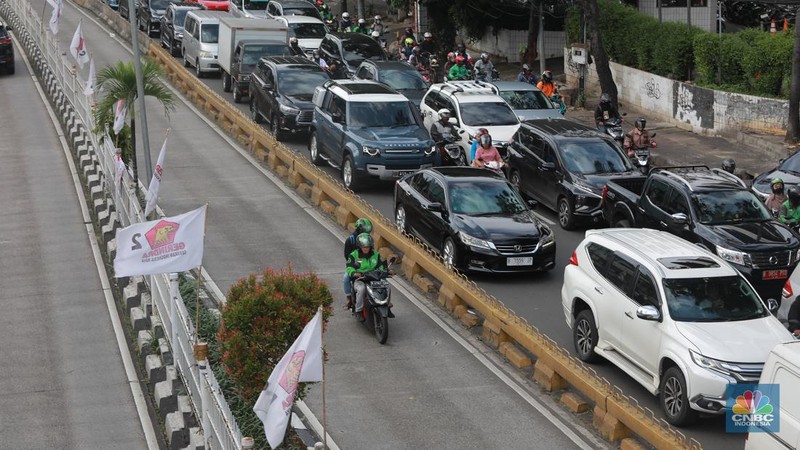 Sejumlah pengendara menerobos jalur bus TransJakarta di Duren Tiga, Selasa (21/2/2023). (CNBC Indonesia/Muhammad Sabki)
