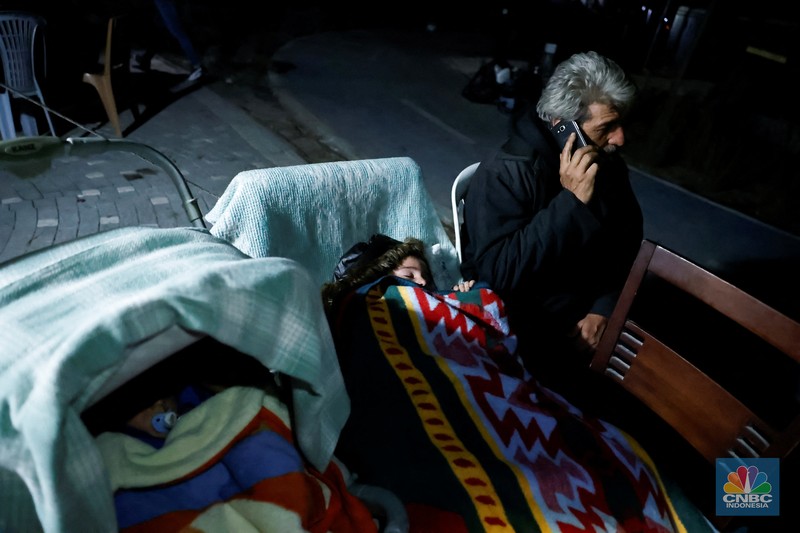 Orang-orang bereaksi setelah gempa bumi di Antakya di provinsi Hatay, Turki, 20 Februari 2023. (REUTERS/Clodagh Kilcoyne)