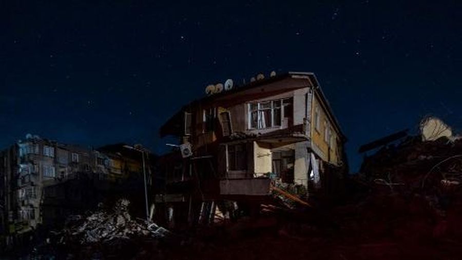 This photograph shows a partially damaged building in Antakya, southern Turkey on February 20, 2023, after a 6,4-magnitude second earthquake hit the Hatay province in southern Turkey, in Antakya, on February 20, 2023, two weeks after a 7,8-magnitude one hit the first time the same region. - A 7,8-magnitude earthquake hit near Gaziantep, Turkey, in the early hours of February 6, followed by another 7,5-magnitude tremor just after midday. The quakes caused widespread destruction in southern Turkey and northern Syria and has killed more than 44,000 people. (Photo by Sameer Al-DOUMY / AFP)
