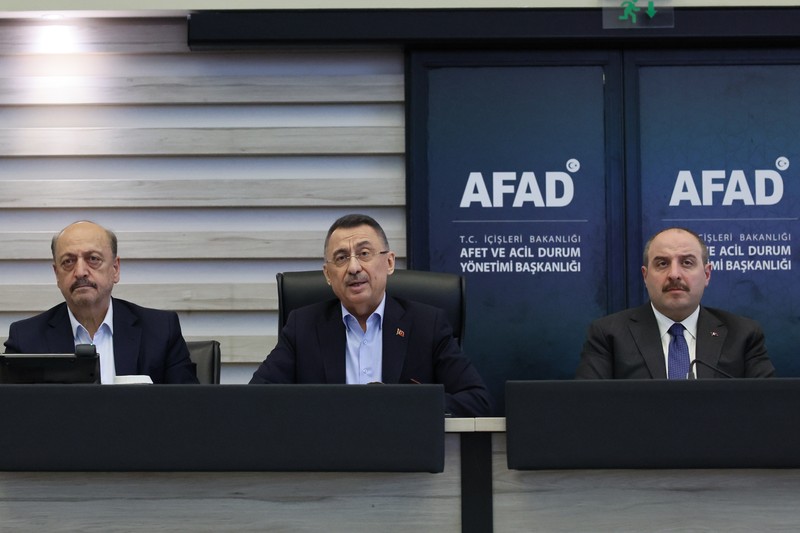Personil melakukan operasi pencarian dan penyelamatan di gedung yang runtuh di distrik Antakya di Hatay setelah gempa berkekuatan 6,4 dan 5,8 skala Richter melanda provinsi Hatay Turkiye pada 20 Februari 2023. Dua gempa mengguncang provinsi Hatay paling selatan Turkiye pada Senin, hanya dua minggu setelah gempa besar melanda wilayah. Menurut Kepresidenan Manajemen Bencana dan Darurat (AFAD), salah satu gempa terjadi sekitar pukul 20.04 malam. waktu setempat (1704GMT) di distrik Defne Hatay, dengan kekuatan 6,4, sementara yang lain terjadi tiga menit kemudian, dengan pusat gempa di provinsi Samandag, Hatay, dengan kekuatan 5,8. Beberapa negara di kawasan itu, termasuk Lebanon, juga merasakan getarannya. (Tahir Turan Eroglu/Anadolu Agency via Getty Images)