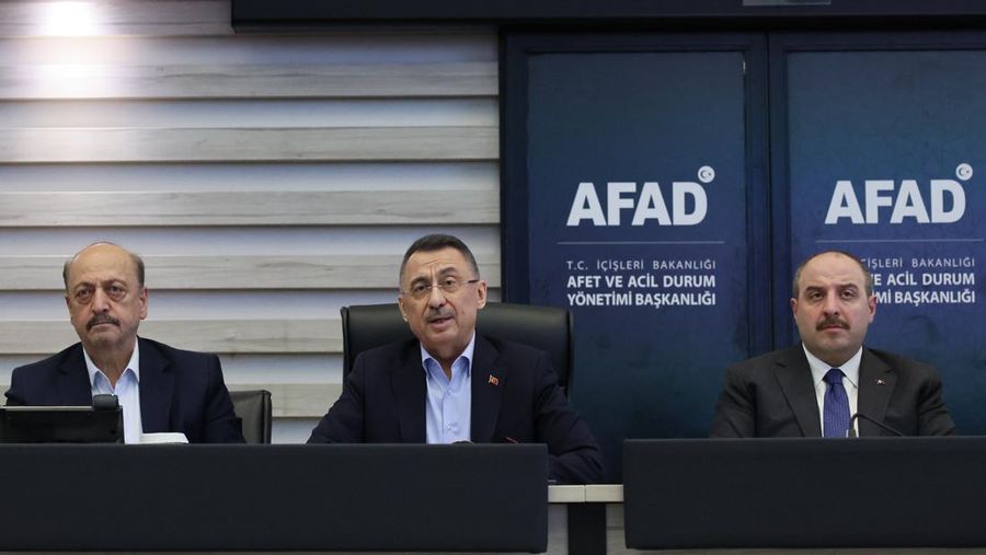 Personil melakukan operasi pencarian dan penyelamatan di gedung yang runtuh di distrik Antakya di Hatay setelah gempa berkekuatan 6,4 dan 5,8 skala Richter melanda provinsi Hatay Turkiye pada 20 Februari 2023. Dua gempa mengguncang provinsi Hatay paling selatan Turkiye pada Senin, hanya dua minggu setelah gempa besar melanda wilayah. Menurut Kepresidenan Manajemen Bencana dan Darurat (AFAD), salah satu gempa terjadi sekitar pukul 20.04 malam. waktu setempat (1704GMT) di distrik Defne Hatay, dengan kekuatan 6,4, sementara yang lain terjadi tiga menit kemudian, dengan pusat gempa di provinsi Samandag, Hatay, dengan kekuatan 5,8. Beberapa negara di kawasan itu, termasuk Lebanon, juga merasakan getarannya. (Tahir Turan Eroglu/Anadolu Agency via Getty Images)