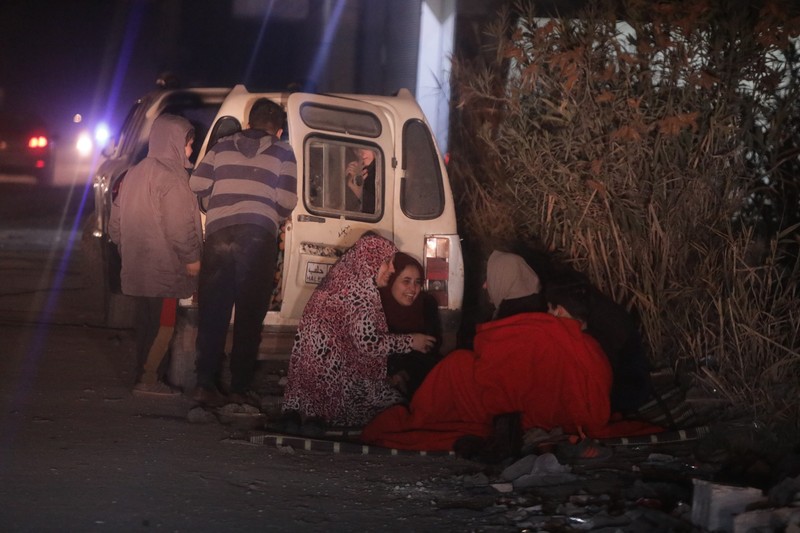 Personil melakukan operasi pencarian dan penyelamatan di gedung yang runtuh di distrik Antakya di Hatay setelah gempa berkekuatan 6,4 dan 5,8 skala Richter melanda provinsi Hatay Turkiye pada 20 Februari 2023. Dua gempa mengguncang provinsi Hatay paling selatan Turkiye pada Senin, hanya dua minggu setelah gempa besar melanda wilayah. Menurut Kepresidenan Manajemen Bencana dan Darurat (AFAD), salah satu gempa terjadi sekitar pukul 20.04 malam. waktu setempat (1704GMT) di distrik Defne Hatay, dengan kekuatan 6,4, sementara yang lain terjadi tiga menit kemudian, dengan pusat gempa di provinsi Samandag, Hatay, dengan kekuatan 5,8. Beberapa negara di kawasan itu, termasuk Lebanon, juga merasakan getarannya. (Tahir Turan Eroglu/Anadolu Agency via Getty Images)