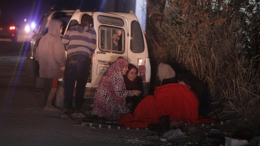 Personil melakukan operasi pencarian dan penyelamatan di gedung yang runtuh di distrik Antakya di Hatay setelah gempa berkekuatan 6,4 dan 5,8 skala Richter melanda provinsi Hatay Turkiye pada 20 Februari 2023. Dua gempa mengguncang provinsi Hatay paling selatan Turkiye pada Senin, hanya dua minggu setelah gempa besar melanda wilayah. Menurut Kepresidenan Manajemen Bencana dan Darurat (AFAD), salah satu gempa terjadi sekitar pukul 20.04 malam. waktu setempat (1704GMT) di distrik Defne Hatay, dengan kekuatan 6,4, sementara yang lain terjadi tiga menit kemudian, dengan pusat gempa di provinsi Samandag, Hatay, dengan kekuatan 5,8. Beberapa negara di kawasan itu, termasuk Lebanon, juga merasakan getarannya. (Tahir Turan Eroglu/Anadolu Agency via Getty Images)