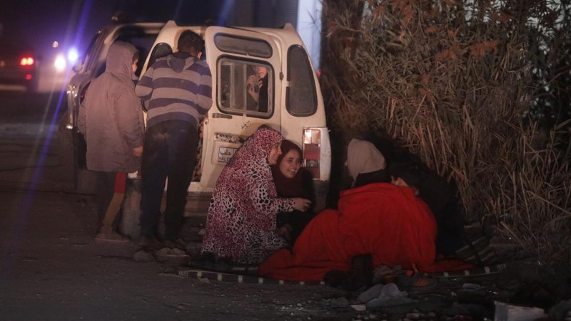 Personil melakukan operasi pencarian dan penyelamatan di gedung yang runtuh di distrik Antakya di Hatay setelah gempa berkekuatan 6,4 dan 5,8 skala Richter melanda provinsi Hatay Turkiye pada 20 Februari 2023. Dua gempa mengguncang provinsi Hatay paling selatan Turkiye pada Senin, hanya dua minggu setelah gempa besar melanda wilayah. Menurut Kepresidenan Manajemen Bencana dan Darurat (AFAD), salah satu gempa terjadi sekitar pukul 20.04 malam. waktu setempat (1704GMT) di distrik Defne Hatay, dengan kekuatan 6,4, sementara yang lain terjadi tiga menit kemudian, dengan pusat gempa di provinsi Samandag, Hatay, dengan kekuatan 5,8. Beberapa negara di kawasan itu, termasuk Lebanon, juga merasakan getarannya. (Tahir Turan Eroglu/Anadolu Agency via Getty Images)