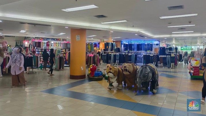Geliat bisnis di pusat perbelanjaan ITC Cempaka Mas mulai pulih meski daya beli masyarakat masih lemah. (CNBC Indonesia/Martyasari Rizky)