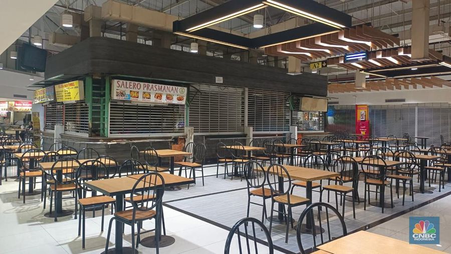 Geliat bisnis di pusat perbelanjaan ITC Cempaka Mas mulai pulih meski daya beli masyarakat masih lemah. (CNBC Indonesia/Martyasari Rizky)