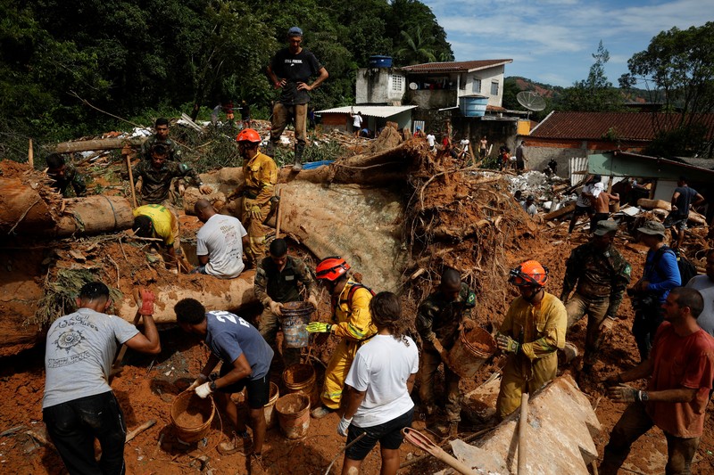 Hujan lebat yang mengguyur wilayah negara bagian Sao Paulo, Brasil, memicu banjir dan tanah longsor. Akibatnya puluhan rumah rusak tertimbun longsor. (REUTERS/AMANDA PEROBELLI)