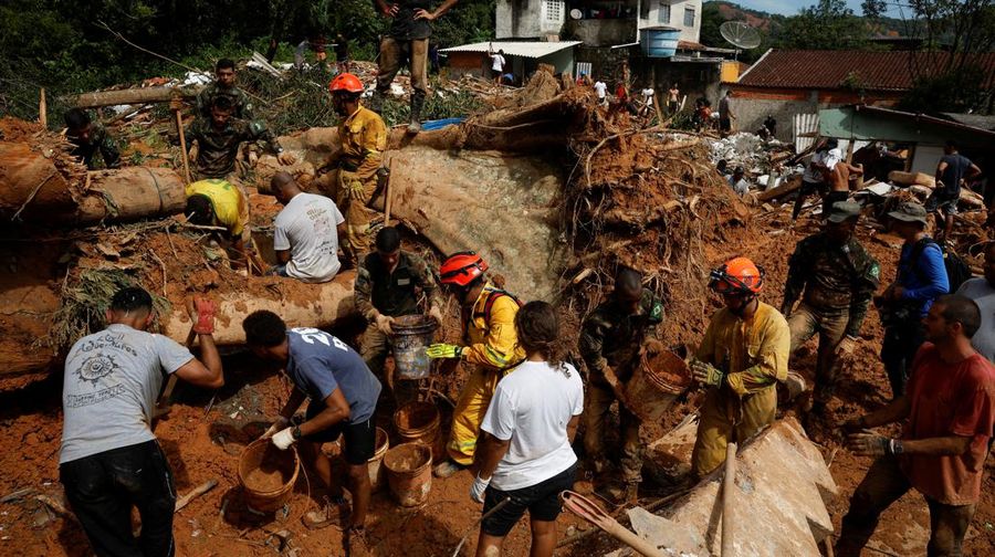 Hujan lebat yang mengguyur wilayah negara bagian Sao Paulo, Brasil, memicu banjir dan tanah longsor. Akibatnya puluhan rumah rusak tertimbun longsor. (REUTERS/AMANDA PEROBELLI)