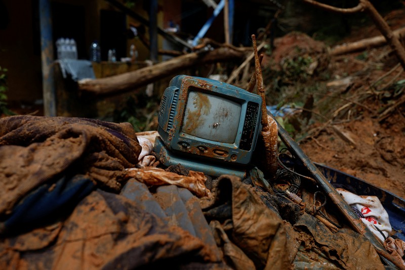 Hujan lebat yang mengguyur wilayah negara bagian Sao Paulo, Brasil, memicu banjir dan tanah longsor. Akibatnya puluhan rumah rusak tertimbun longsor. (REUTERS/AMANDA PEROBELLI) Hujan lebat yang mengguyur wilayah negara bagian Sao Paulo, Brasil, memicu banjir dan tanah longsor. Akibatnya puluhan rumah rusak tertimbun longsor. (REUTERS/AMANDA PEROBELLI)