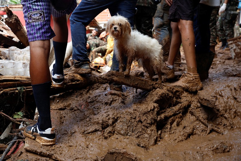 Hujan lebat yang mengguyur wilayah negara bagian Sao Paulo, Brasil, memicu banjir dan tanah longsor. Akibatnya puluhan rumah rusak tertimbun longsor. (REUTERS/AMANDA PEROBELLI)