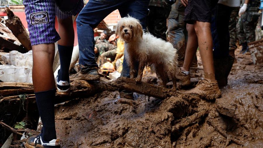 Hujan lebat yang mengguyur wilayah negara bagian Sao Paulo, Brasil, memicu banjir dan tanah longsor. Akibatnya puluhan rumah rusak tertimbun longsor. (REUTERS/AMANDA PEROBELLI)