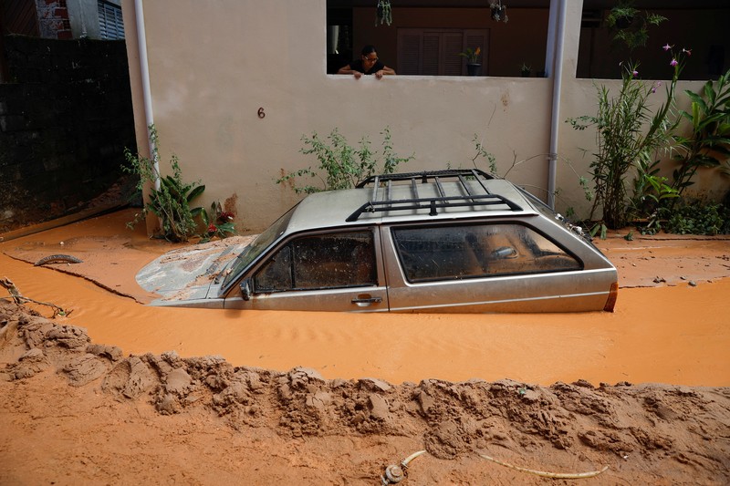 Hujan lebat yang mengguyur wilayah negara bagian Sao Paulo, Brasil, memicu banjir dan tanah longsor. Akibatnya puluhan rumah rusak tertimbun longsor. (REUTERS/AMANDA PEROBELLI)