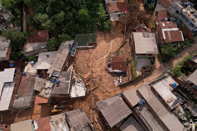Hujan lebat yang mengguyur wilayah negara bagian Sao Paulo, Brasil, memicu banjir dan tanah longsor. Akibatnya puluhan rumah rusak tertimbun longsor. (REUTERS/AMANDA PEROBELLI)