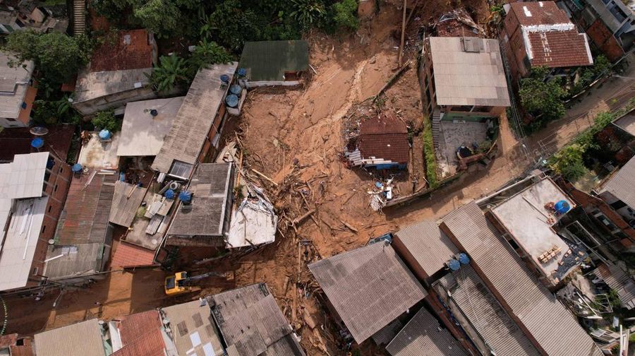 Hujan lebat yang mengguyur wilayah negara bagian Sao Paulo, Brasil, memicu banjir dan tanah longsor. Akibatnya puluhan rumah rusak tertimbun longsor. (REUTERS/AMANDA PEROBELLI)