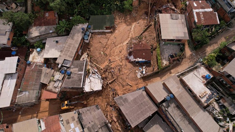 Hujan lebat yang mengguyur wilayah negara bagian Sao Paulo, Brasil, memicu banjir dan tanah longsor. Akibatnya puluhan rumah rusak tertimbun longsor. (REUTERS/AMANDA PEROBELLI)