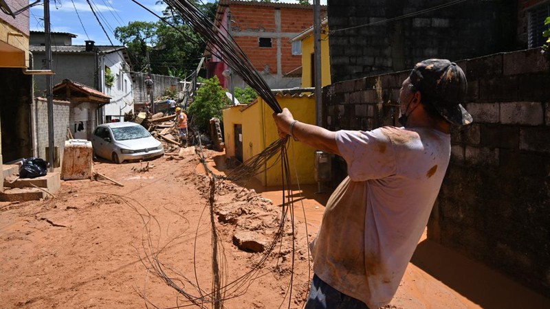 Hujan lebat yang mengguyur wilayah negara bagian Sao Paulo, Brasil, memicu banjir dan tanah longsor. Akibatnya puluhan rumah rusak tertimbun longsor. (REUTERS/AMANDA PEROBELLI)