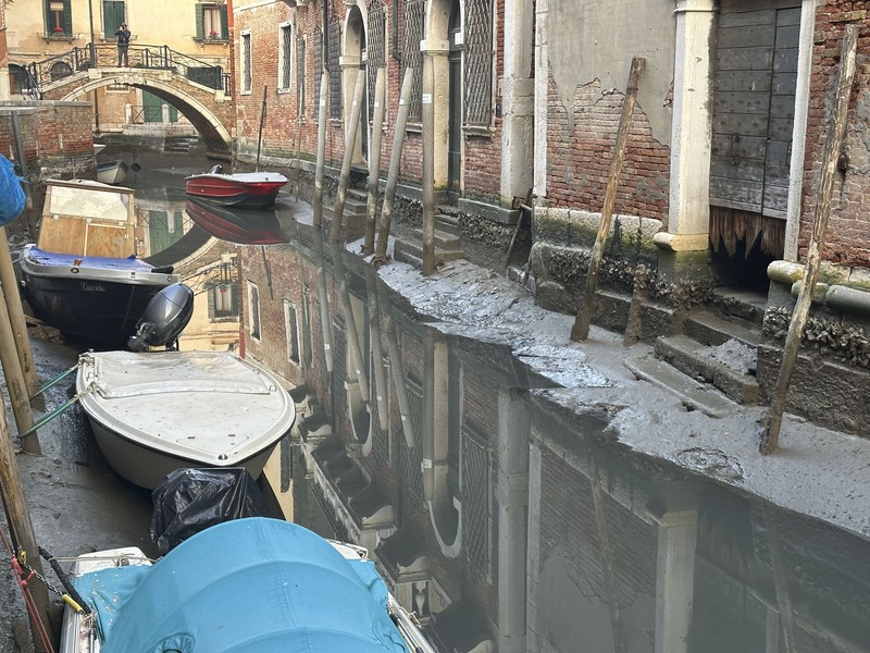 Italia kini tengah dilanda kekeringan hebat. Akibatnya, kanal-kanal di Venesia terlihat mengering dan menyebabkan taksi air, gondola dan transportasi air lainnya, tak bisa beraktivitas di beberapa kanal. (AP/Luigi Costantini)