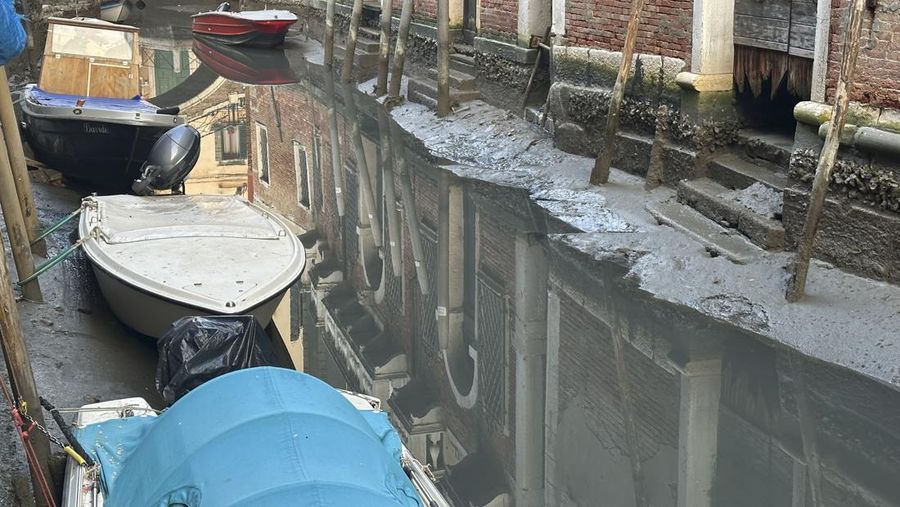 Italia kini tengah dilanda kekeringan hebat. Akibatnya, kanal-kanal di Venesia terlihat mengering dan menyebabkan taksi air, gondola dan transportasi air lainnya, tak bisa beraktivitas di beberapa kanal. (AP/Luigi Costantini)