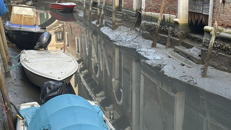 Italia kini tengah dilanda kekeringan hebat. Akibatnya, kanal-kanal di Venesia terlihat mengering dan menyebabkan taksi air, gondola dan transportasi air lainnya, tak bisa beraktivitas di beberapa kanal. (AP/Luigi Costantini)