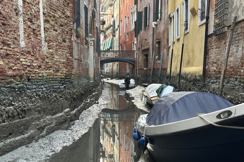 Italia kini tengah dilanda kekeringan hebat. Akibatnya, kanal-kanal di Venesia terlihat mengering dan menyebabkan taksi air, gondola dan transportasi air lainnya, tak bisa beraktivitas di beberapa kanal. (AP/Luigi Costantini) Italia kini tengah dilanda kekeringan hebat. Akibatnya, kanal-kanal di Venesia terlihat mengering dan menyebabkan taksi air, gondola dan transportasi air lainnya, tak bisa beraktivitas di beberapa kanal. (AP/Luigi Costantini)