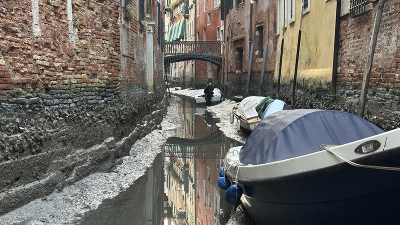 Italia kini tengah dilanda kekeringan hebat. Akibatnya, kanal-kanal di Venesia terlihat mengering dan menyebabkan taksi air, gondola dan transportasi air lainnya, tak bisa beraktivitas di beberapa kanal. (AP/Luigi Costantini)