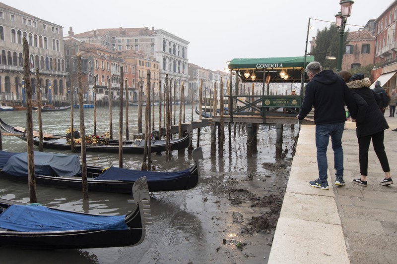 Italia kini tengah dilanda kekeringan hebat. Akibatnya, kanal-kanal di Venesia terlihat mengering dan menyebabkan taksi air, gondola dan transportasi air lainnya, tak bisa beraktivitas di beberapa kanal. (AP/Luigi Costantini)