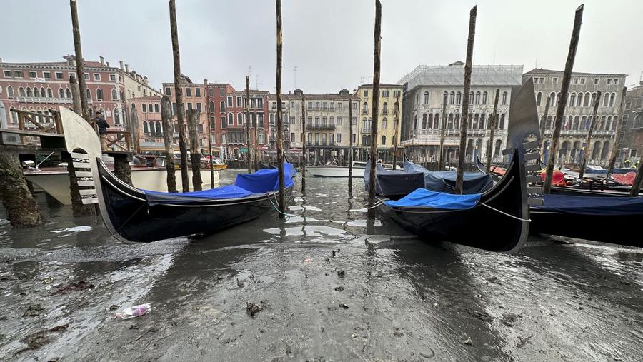 Italia kini tengah dilanda kekeringan hebat. Akibatnya, kanal-kanal di Venesia terlihat mengering dan menyebabkan taksi air, gondola dan transportasi air lainnya, tak bisa beraktivitas di beberapa kanal. (AP/Luigi Costantini)