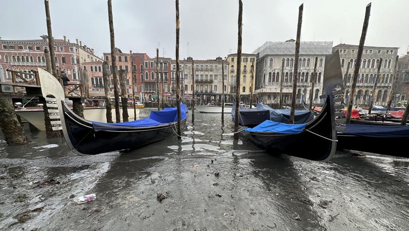 Italia kini tengah dilanda kekeringan hebat. Akibatnya, kanal-kanal di Venesia terlihat mengering dan menyebabkan taksi air, gondola dan transportasi air lainnya, tak bisa beraktivitas di beberapa kanal. (AP/Luigi Costantini)