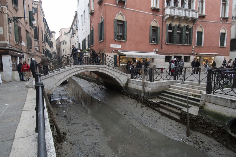 Italia kini tengah dilanda kekeringan hebat. Akibatnya, kanal-kanal di Venesia terlihat mengering dan menyebabkan taksi air, gondola dan transportasi air lainnya, tak bisa beraktivitas di beberapa kanal. (AP/Luigi Costantini) Italia kini tengah dilanda kekeringan hebat. Akibatnya, kanal-kanal di Venesia terlihat mengering dan menyebabkan taksi air, gondola dan transportasi air lainnya, tak bisa beraktivitas di beberapa kanal. (AP/Luigi Costantini)