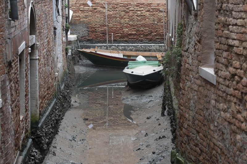 Italia kini tengah dilanda kekeringan hebat. Akibatnya, kanal-kanal di Venesia terlihat mengering dan menyebabkan taksi air, gondola dan transportasi air lainnya, tak bisa beraktivitas di beberapa kanal. (AP/Luigi Costantini) Italia kini tengah dilanda kekeringan hebat. Akibatnya, kanal-kanal di Venesia terlihat mengering dan menyebabkan taksi air, gondola dan transportasi air lainnya, tak bisa beraktivitas di beberapa kanal. (AP/Luigi Costantini)