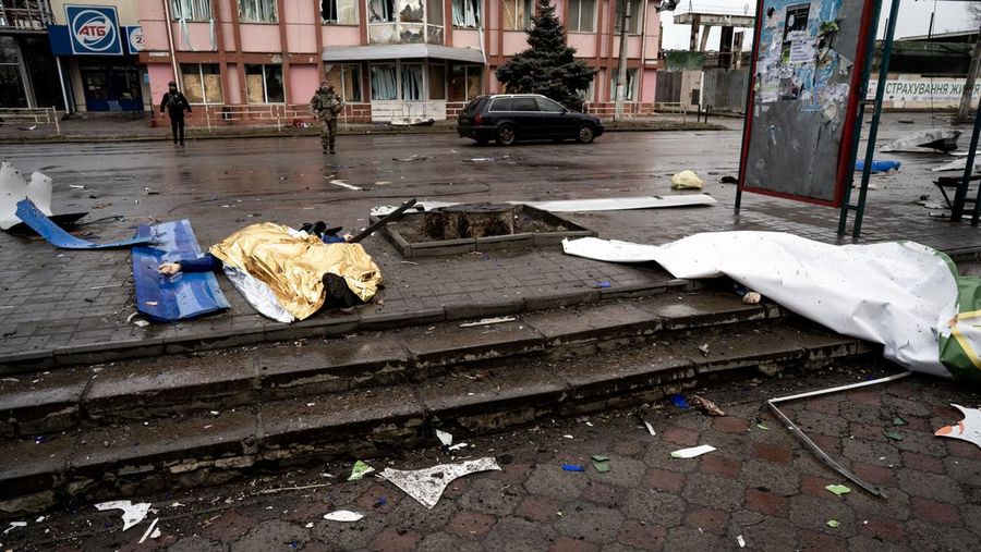 Pekerja darurat merawat korban setelah serangan roket BM-21 meledakkan halte bus di Kherson, Ukraina pada 21 Februari 2023. (Vincenzo Circosta/Anadolu Agency via Getty Images)