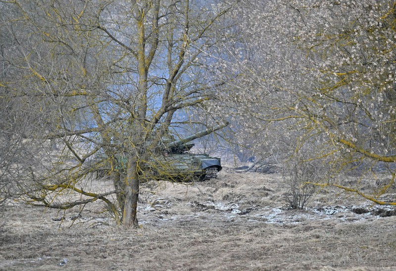 Pasukan perbatasan Belarus berjaga di tengah kabar pasukan Ukraina mendekat. (AFP via Getty Images/SERGEI SUPINSKY)