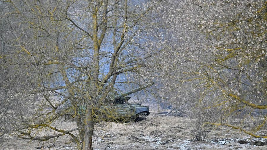 Pasukan perbatasan Belarus berjaga di tengah kabar pasukan Ukraina mendekat. (AFP via Getty Images/SERGEI SUPINSKY)