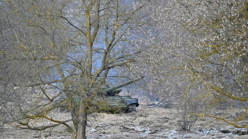 Pasukan perbatasan Belarus berjaga di tengah kabar pasukan Ukraina mendekat. (AFP via Getty Images/SERGEI SUPINSKY)