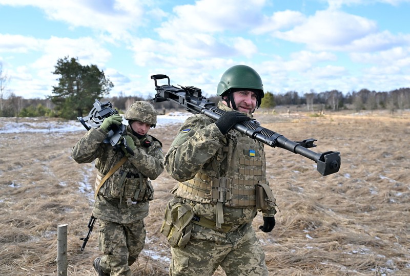 Pasukan perbatasan Belarus berjaga di tengah kabar pasukan Ukraina mendekat. (AFP via Getty Images/SERGEI SUPINSKY)